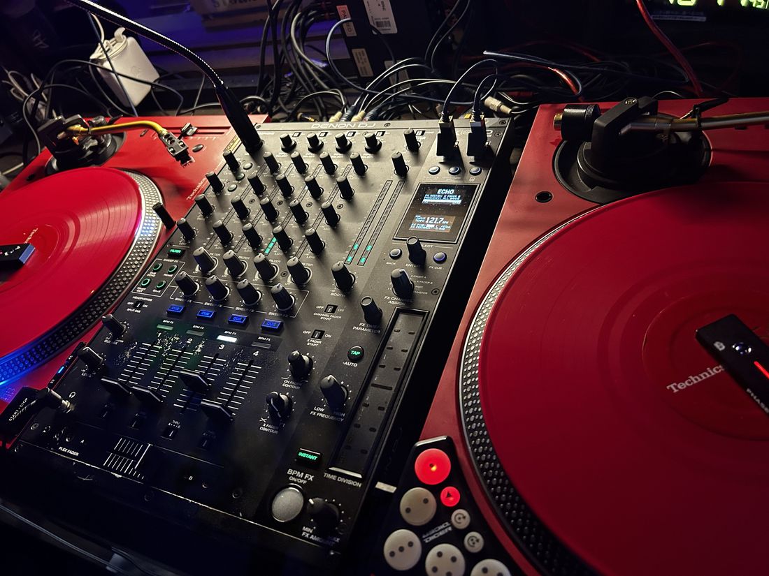 Technics ターンテーブルと Denon DJ ミキサー