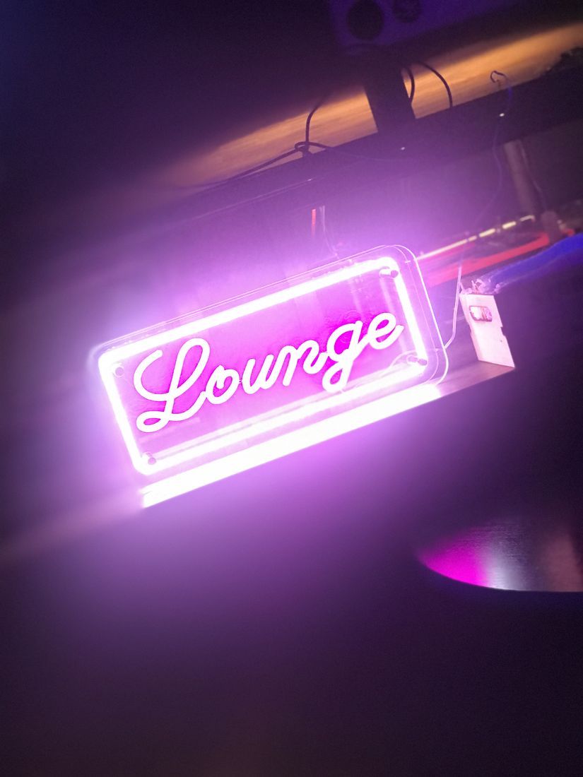 ピンクに光る Lounge のネオンサイン