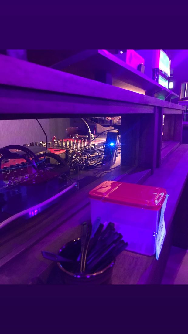 カウンター越しに見えるDJブース